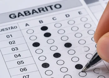 Gabarito de prova com marcações representa o prazo para envio de recursos do Enamed e Revalida.