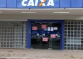 Agência da Caixa com cartazes de greve dos bancários durante paralisação.
