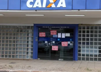 Agência da Caixa com cartazes de greve dos bancários durante paralisação.