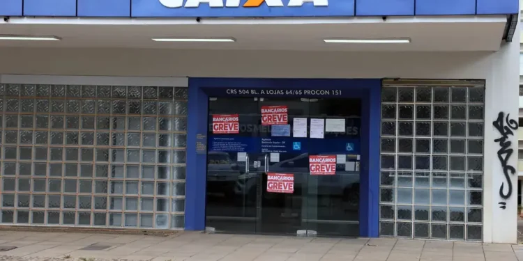 Agência da Caixa com cartazes de greve dos bancários durante paralisação.