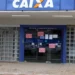 Agência da Caixa com cartazes de greve dos bancários durante paralisação.