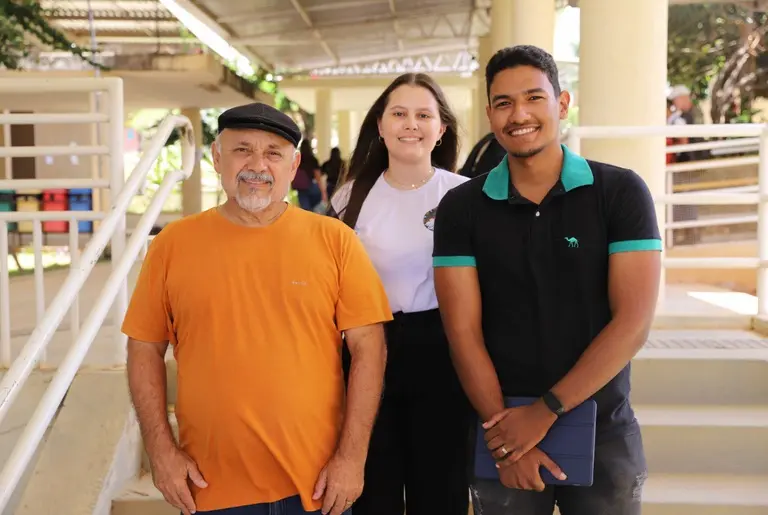 Representantes de universidade comunitária em ambiente acadêmico após credenciamento e renovação pelo MEC.