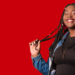 Jovem sorridente de jaqueta jeans posando sobre fundo vermelho, na identidade visual usada na divulgação do programa jovem aprendiz do iFood.
