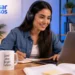 Estudante acompanha curso de inglês online da Pensar Cursos pelo computador e aprende no próprio ritmo.