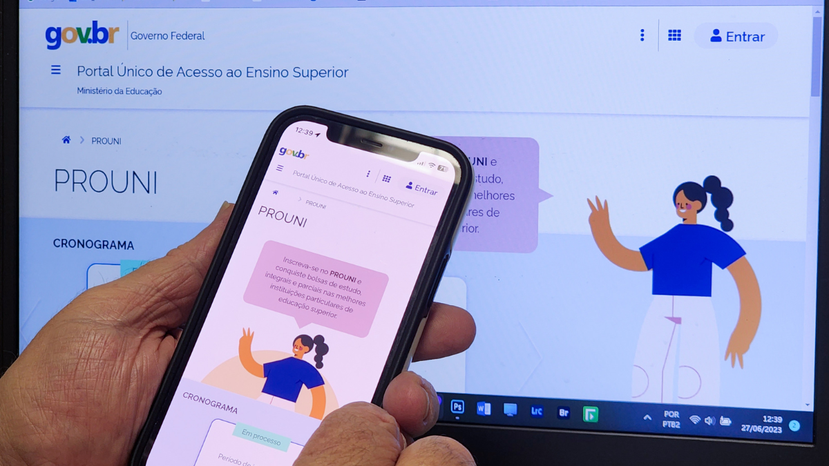 Pessoa acessando a página do Prouni pelo celular para consultar opções de cursos e realizar a inscrição.