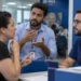 Intérprete de Libras auxilia na comunicação durante atendimento do INSS, representando a nova norma que garante o recurso em perícias com atendimento presencial e remoto.