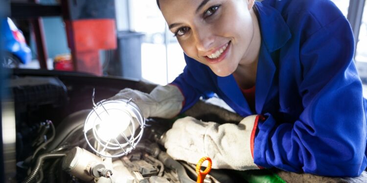 Imagem ilustrativa: jovem de macacão trabalha em motor de carro, cena ligada ao Programa Aprendiz Samarco