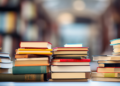 Livros empilhados representam conteúdos de literatura contemporânea cobrados no Enem 2026.