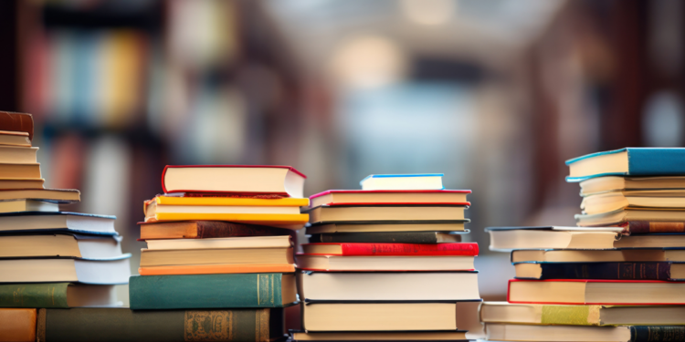 Livros empilhados representam conteúdos de literatura contemporânea cobrados no Enem 2026.