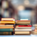 Livros empilhados representam conteúdos de literatura contemporânea cobrados no Enem 2026.