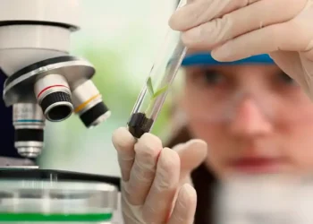 Jovem em laboratório representa estudantes do Ensino Médio e da Graduação interessadas em seguir carreira científica.