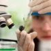 Jovem em laboratório representa estudantes do Ensino Médio e da Graduação interessadas em seguir carreira científica.