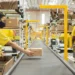 Funcionários do Mercado Livre atuam em centro logístico durante operação de separação e distribuição de mercadorias.