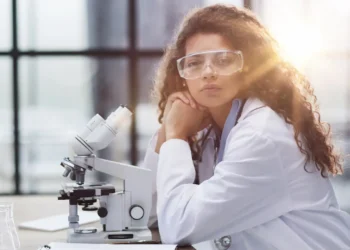 Pesquisadora em laboratório representa o incentivo à participação feminina na ciência brasileira por meio do Prêmio Mulheres e Ciência.