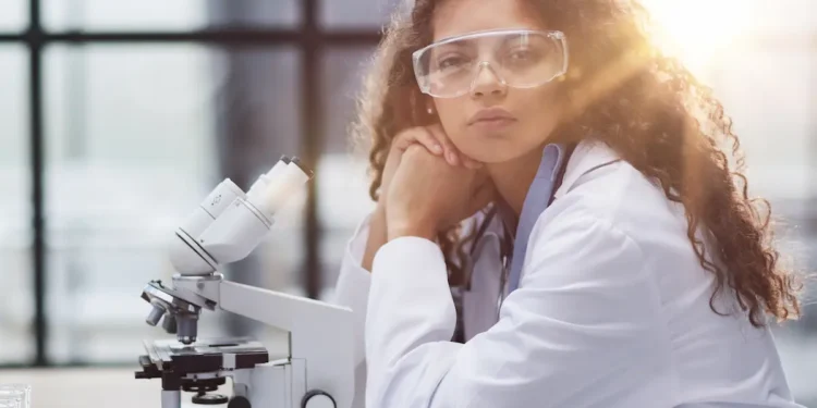 Pesquisadora em laboratório representa o incentivo à participação feminina na ciência brasileira por meio do Prêmio Mulheres e Ciência.