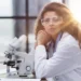 Pesquisadora em laboratório representa o incentivo à participação feminina na ciência brasileira por meio do Prêmio Mulheres e Ciência.