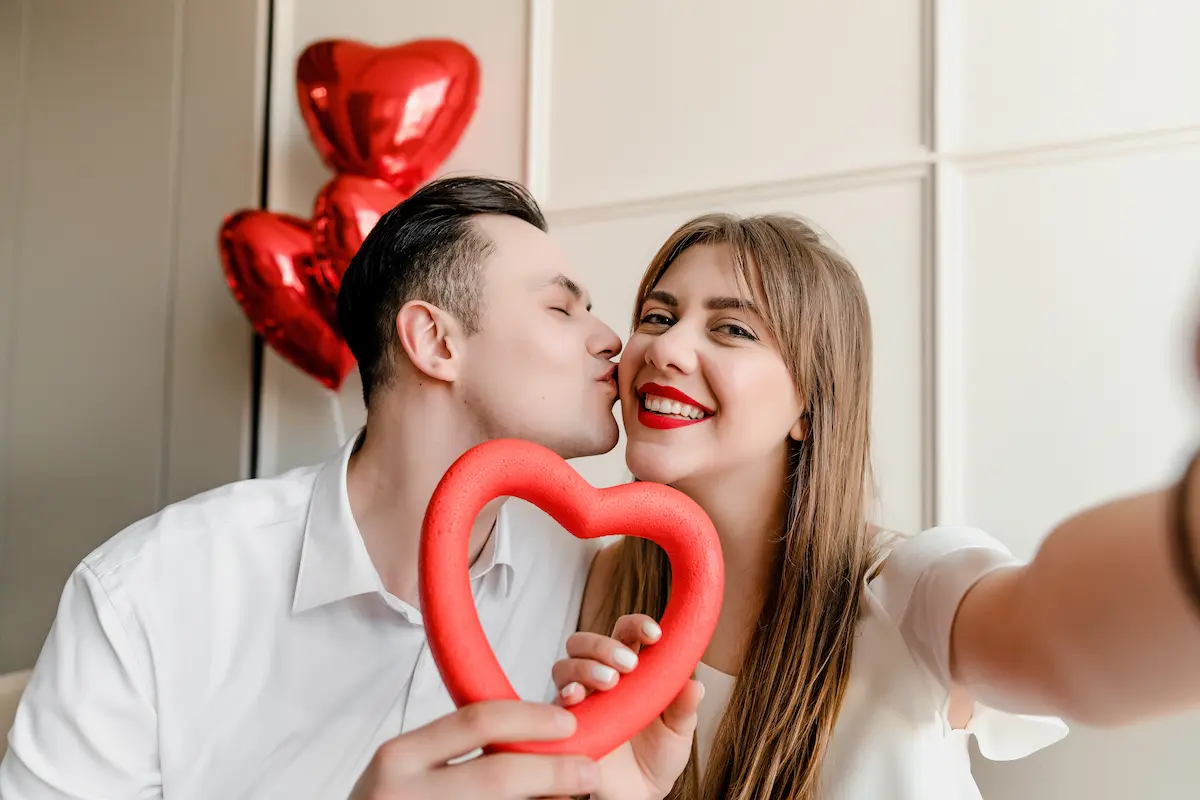 Casal demonstra carinho em momento romântico representando o significado de namoro e namorico.