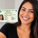 Mulher segura a Carteira de Identidade Nacional (CIN) durante divulgação de mutirão para emissão do novo documento em Vila Pavão.