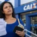 Mulher segurando documentos e dinheiro em frente a uma agência da Caixa, representando as novas cidades habilitadas para solicitar o Saque Calamidade do FGTS.