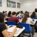 Estudantes em sala de aula de universidade pública durante atividade acadêmica.