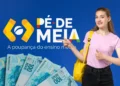 Arte com estudante de mochila ao lado da marca do Pé-de-Meia e cédulas de cem reais
