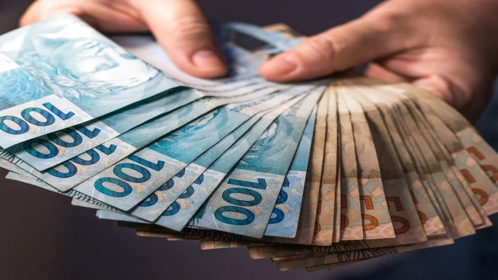 Cédulas de dinheiro brasileiro representam o pagamento automático do abono de R$ 3.500 para profissionais da educação municipal de Cariacica.