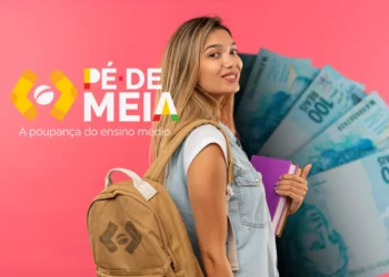 Jovem estudante com mochila e cadernos à frente de notas de cem reais e logo Pé-de-Meia, simbolizando os quatro pagamentos que ainda serão liberados pelo programa em 2026.