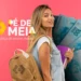 Jovem estudante com mochila e cadernos à frente de notas de cem reais e logo Pé-de-Meia, simbolizando os quatro pagamentos que ainda serão liberados pelo programa em 2026.