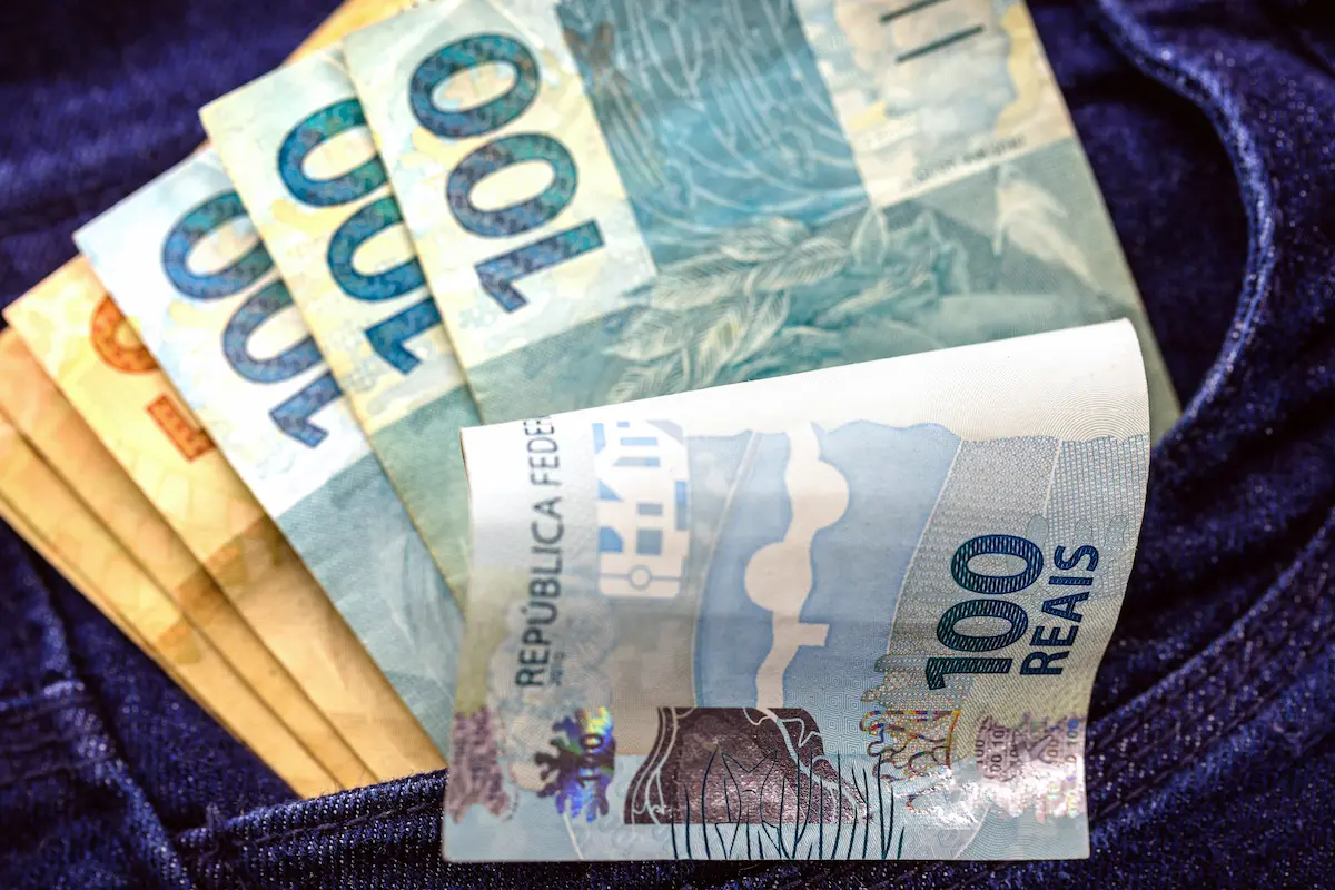 Cédulas de R$ 100 ilustram o prazo de pagamento do salário previsto pela CLT.
