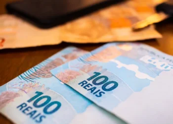 Cédulas de R$ 100 representam o pagamento do salário dos trabalhadores com carteira assinada.
