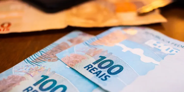 Cédulas de R$ 100 representam o pagamento do salário dos trabalhadores com carteira assinada.