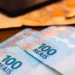 Cédulas de R$ 100 representam o pagamento do salário dos trabalhadores com carteira assinada.