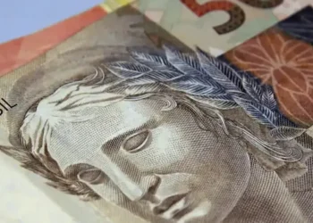 Notas de dinheiro brasileiro representando o pagamento mensal de R$ 700 do Pé-de-Meia Licenciaturas.