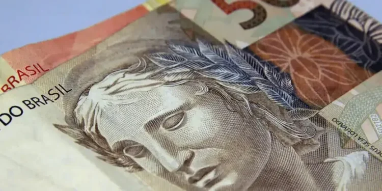 Notas de dinheiro brasileiro representando o pagamento mensal de R$ 700 do Pé-de-Meia Licenciaturas.