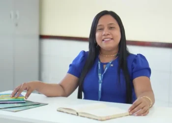 Professora da rede pública em ambiente de estudo representa as vagas gratuitas de mestrado e doutorado oferecidas pelo MEC e Capes.