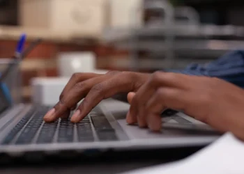 Candidato realizando inscrição online em processo seletivo de cursos técnicos integrados do Ifal pelo computador.