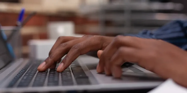Candidato realizando inscrição online em processo seletivo de cursos técnicos integrados do Ifal pelo computador.