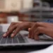 Candidato realizando inscrição online em processo seletivo de cursos técnicos integrados do Ifal pelo computador.