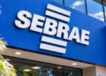 Fachada do Sebrae Bahia com destaque para a logomarca da instituição.