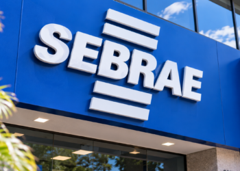 Fachada do Sebrae Bahia com destaque para a logomarca da instituição.