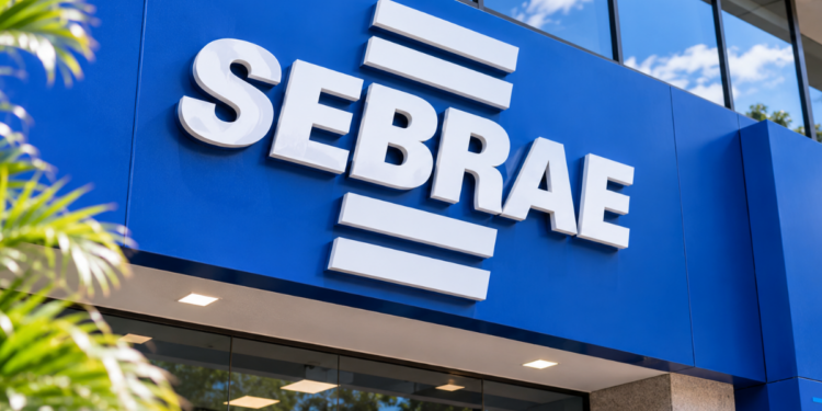 Fachada do Sebrae Bahia com destaque para a logomarca da instituição.