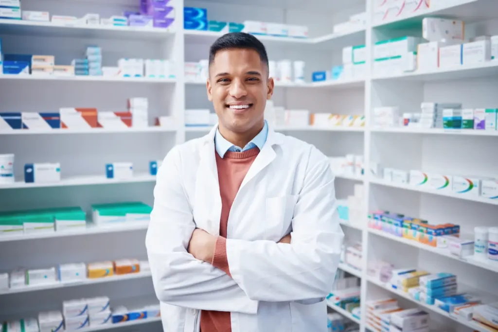 Farmacêutico em farmácia representa as diferentes áreas de atuação da profissão.