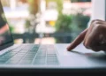 Pessoa usando notebook para consultar vagas de estágio com inscrições abertas até 14 de outubro.
