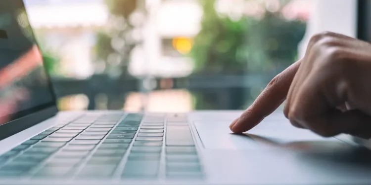 Pessoa usando notebook para consultar vagas de estágio com inscrições abertas até 14 de outubro.