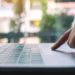 Pessoa usando notebook para consultar vagas de estágio com inscrições abertas até 14 de outubro.