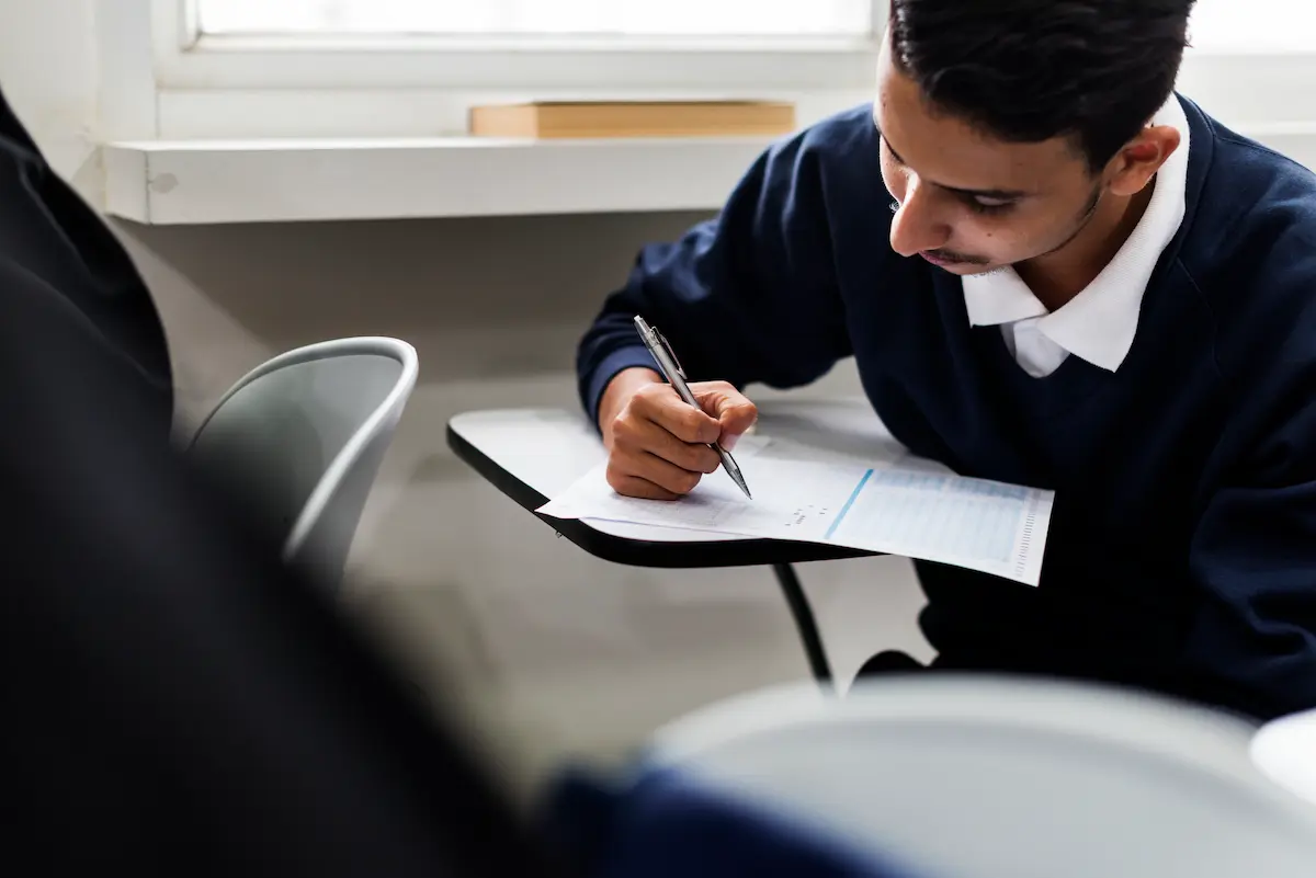 Estudante realizando prova escrita do processo seletivo para cursos técnicos.