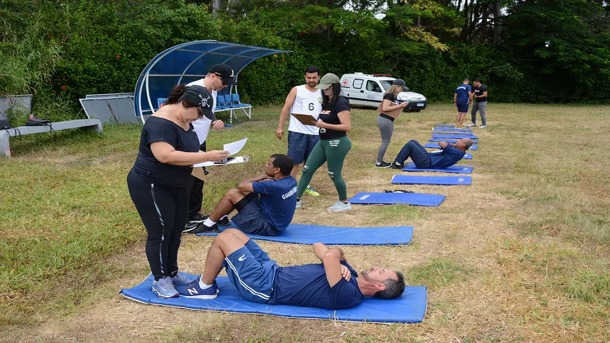 Candidatos realizam teste de aptidão física do concurso da Guarda Municipal em avaliação com exercícios.