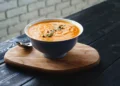 Tigela com sopa representando a dúvida sobre a grafia correta da palavra na língua portuguesa.