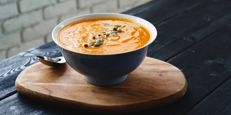 Tigela com sopa representando a dúvida sobre a grafia correta da palavra na língua portuguesa.