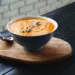 Tigela com sopa representando a dúvida sobre a grafia correta da palavra na língua portuguesa.